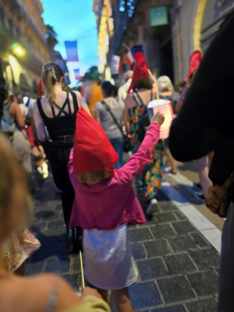 Célébration du 14 juillet avec feux d’artifice et drapeaux français